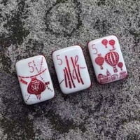Stock transfrontalier disponible : Tuiles de Mahjong américaines en acrylique, peintes et patinées à la main, pour les jeux d'échecs et de cartes