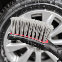 Brosse à pneus avec bords recouverts de caoutchouc, poignée ergonomique antidérapante, outil de nettoyage des roues pour un lavage sûr des jantes des pneus