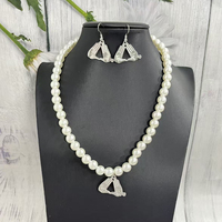 Boucles d'oreilles et collier avec breloque en forme de main de la Sororité Delta Greek Life, bijoux à thème universitaire, cadeau pour femmes