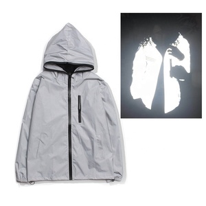 Veste réfléchissante couleur gris argenté, avec bande réfléchissante, capuche / coupe-vent réfléchissant pour la course nocturne - Product Image 6
