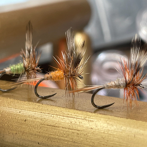 Plumas de pato bronceadas naturales de tamaño mixto al por mayor para collares, adornos de garganta y alas suaves en moscas de salmón, steelhead y spey. - Product Image 3