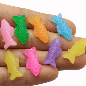 Figuras fluorescentes 3D <span class=keywords><strong>de</strong></span> <span class=keywords><strong>peces</strong></span> del océano <span class=keywords><strong>de</strong></span> <span class=keywords><strong>dibujos</strong></span> animados Kawaii <span class=keywords><strong>de</strong></span> alta calidad, rellenos <span class=keywords><strong>de</strong></span> limo para fiesta en casa <span class=keywords><strong>de</strong></span> resina, adornos encantadores - Product Image 2