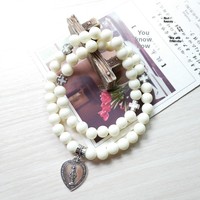 Bracelet de prière catholique en perles acryliques blanches, design double cercle avec breloque Saint en forme de cœur, pour la dévotion quotidienne