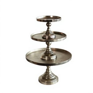 Plateau de service doré à deux niveaux gravé, écologique, avec poignées décoratives, pour présentation de desserts de fête, support métallique de style vintage - Product Image 1