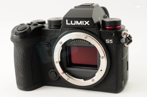 กล้องมิเรอร์เลส HFT Professional <span class=keywords><strong>Lumix</strong></span> <span class=keywords><strong>DC</strong></span>-<span class=keywords><strong>S5</strong></span> เลนส์ 20-60 มม. ฟูลเฟรม วิดีโอ 4K UHD เซ็นเซอร์ CMOS จอแสดงผล 3 นิ้ว รับประกัน 1 ปี - Product Image 3