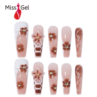 Lot de 32 faux ongles marron à motifs floraux, longs et effilés, style cercueil, avec fleurs 3D et lignes marbrées, style luxueux
