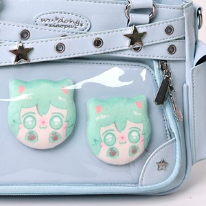 เข็มกลัดตุ๊กตาสั่งทำพิเศษ ป้ายอนิเมะแบบกำหนดเอง ตุ๊กตาผ้าเนื้อนุ่ม ปุ่มติดกระเป๋า ไอต้า แบ็ก แอคเซสเซอรี่ ของตกแต่งกระเป๋าเป้สะพายหลัง ของขวัญสุดน่ารัก - Product Image 6