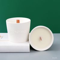 Bougie artisanale UOBOBO en cire de soja, blanche laiteuse brillante, dans un bocal avec mèche en bois