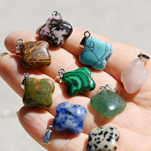 Delicado Colgante de Trébol de Piedra Semipreciosa de Cristal Natural, Gema Tallada, Amuletos de la Suerte de Cuatro Hojas, Suministros para la Fabricación de Joyas Espirituales - Product Image 1