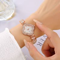 Montre à chaîne en métal européenne et américaine, montre rétro à quartz avec petit cœur en strass, cadran à quatre feuilles de trèfle, montre exquise pour femmes