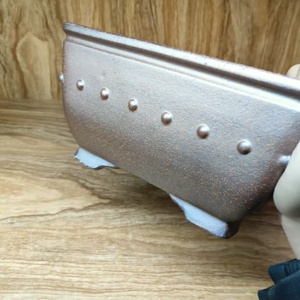 Quadratischer unglasierter Luxus-Goldton-Topfton mit Trommel nägeln und Biest-Design - Product Image 2