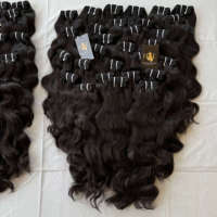 Vendeurs bruts non traités de cheveux vierges indiens bouclés, cheveux alignés sur les cuticules Faisceaux de tissage Extensions de cheveux humains bruts indiens