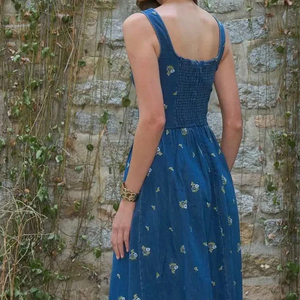 Nouvelle Robe Longue en Jean Luxe Estivale à Motifs Floraux, Taille Cintrée et Bretelles, en Tissu Denim Doux, Sur Mesure - Product Image 4