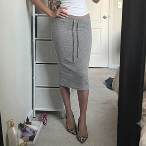 Jupe midi moulante en maille décontractée pour femme, taille basse avec cordon de serrage, fente sexy, coupe ajustée, couleur unie, polyvalente - Product Image 3