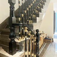Rampe d'escalier moderne noire et or de qualité supérieure avec design incurvé pour la décoration intérieure de villas de luxe
