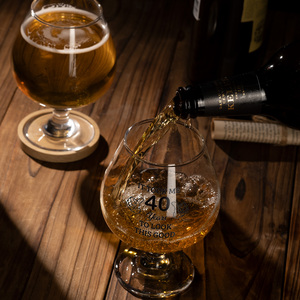 แก้วเบียร์ขนาด 17 ออนซ์ สำหรับวันเกิดครบรอบ 40 ปี พร้อมชุดจานรองแก้วไม้ไผ่ แก้วน้ำสลักลายตลกแบบกำหนดเองสำหรับอายุ 40 ปี ของขวัญสำหรับผู้ชายและผู้หญิง - Product Image 4