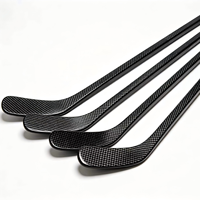 L'usine produit des bâtons de hockey 100 % en fibre de carbone et peut personnaliser des bâtons de hockey de haute qualité