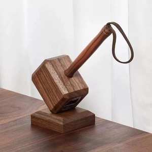 Abridor de Botellas Magnético de Madera con Forma de Martillo de Thor, Adorno Creativo para el Hogar y el Automóvil - Product Image 4