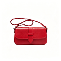 Sac à bandoulière noir tressé personnalisé pour femme, en cuir véritable classique, avec rabat, pour usage quotidien et trajets.