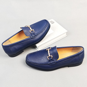 Mocasines de cuero genuino para hombre, con punta redonda, hebilla metálica, zapatos cómodos para todas las estaciones, uso informal de negocios - Product Image 1