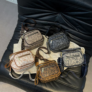 Bolso de Mujer de PU con Diseño Geométrico Vintage, Estilo 2026, Detalle de Remaches, Cierre de Cremallera, Poliéster, Diseño de Lujo - Product Image 6