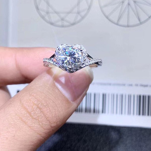 Elegante Anello a Forma di Cuore con Design a V, Accessorio Romantico per Donne, per Feste e Uso Quotidiano - Product Image 6