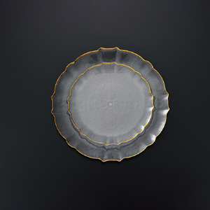 Assiette de dîner luxueuse en plastique PS, motif floral, finition mate gris argenté, 7,5 pouces x 10,25 pouces, pour les fêtes - Product Image 1