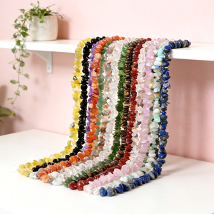 Vente en gros de pierres de guérison en cristal naturel, copeaux de cristal irréguliers polis et perles percées pour la fabrication de bijoux - Product Image 1