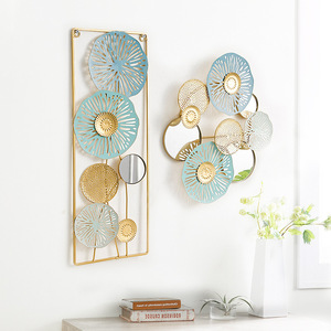 Nordische Blumen Metall Wanddeko – Moderne Goldakzente Kunst für Schlafzimmer und Wohnzimmer – Luxuriöse Hängende Wohnaccessoires - Product Image 1