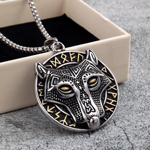 Collar con colgante de cabeza de lobo de acero inoxidable vintage con letras vikingas para hombres y mujeres, cadena de 60 cm, color dorado - Product Image 1