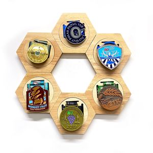 Étagère à trophées haut de gamme en forme de nid d'abeille, présentoir à médailles en bois, présentoir à médailles - Product Image 2