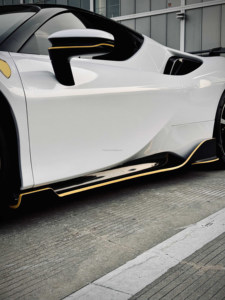 Kit carrosserie en fibre de carbone sèche pour Ferrari SF90, style BF, comprenant lèvre avant, diffuseur, spoiler et jupes latérales en fibre de carbone, et spoiler SF90 - Product Image 5