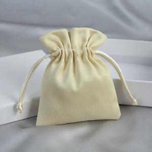 Pochette à bijoux en velours noir personnalisée en gros avec logo à cordon imprimé conteneur à bijoux - Product Image 4