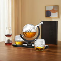Cadeau Fête des Pères Noël Accessoires de Bar pour Alcool et Spiritueux Ensemble Carafe à Whisky Globe Gravée 850ml avec 2 Verres pour Hommes
