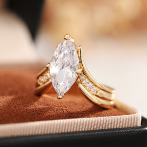 Anello da donna con design a V geometrico a forma di marquise - Product Image 4