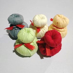 Bolsa de Moxibustión con Almohadilla Térmica de Artemisia y Bola de Masaje Herbal Colorida para Terapia de Bienestar Tradicional Indonesio - Product Image 1