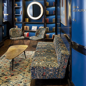 Mesa Auxiliar Elegante para Hotel Boutique, Diseño Compacto, Base Resistente, Superficie Funcional, para Dormitorio, Sala de Estar - Product Image 3