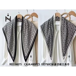 Bufanda triangular multifuncional de 135x60cm con patrón blanco y negro, accesorio de moda para mujer - Product Image 3