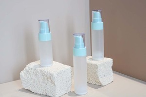 Bouteille sous vide carrée en PET PP givrée verte transparente <span class=keywords><strong>sans</strong></span> gaz pour le nettoyant facial et le conditionneur Emballage de forme carrée - Product Image 2
