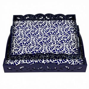 Plateau rectangulaire en MDF laqué fait main, bleu, motif uni/bicolore, bords découpés au laser, durable, écoresponsable, décoratif, alimentaire - Product Image 1