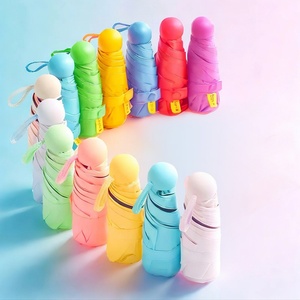 Parapluie promotionnel pas cher personnalisé mini manuel pliant en cinq sections en pongee à 6 baleines avec poignée droite, résistant au vent, avec armature en fibre de verre noire - Product Image 1