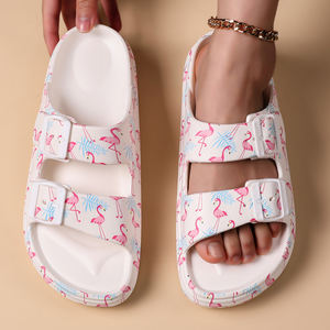 Sandales plates élégantes et légères pour femmes, à enfiler, avec double boucle réglable, respirantes, imprimé flamant rose, design ouvert - Product Image 1