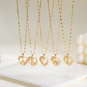 Collana iniziale in acciaio al titanio da donna in acciaio placcato oro 18K con fiore d'amore a 26 lettere - Product Image 2