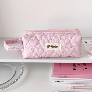 กระเป๋าเครื่องสำอางลายหัวใจแบบควิลท์ ซิปสีขาว กระเป๋าใส่เครื่องสำอางโพลีเอสเตอร์ กระเป๋าใส่ของใช้ในห้องน้ำสำหรับเดินทางพร้อมหูหิ้ว - Product Image 4