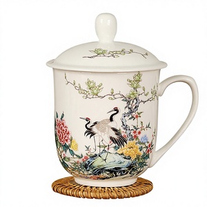 Tasse à thé et à eau en céramique de style chinois Jingdezhen avec couvercle, en porcelaine fine, pour bureau/réunion/hôtel, logo personnalisé, couleur rose - Product Image 1