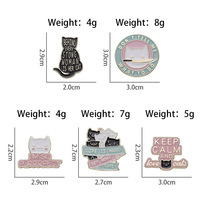 Broche transfrontalière en forme de chaton de dessin animé mignon, bijou personnalisé avec alphabet anglais, pour veste et sac à dos, badge décoratif thermolaqué