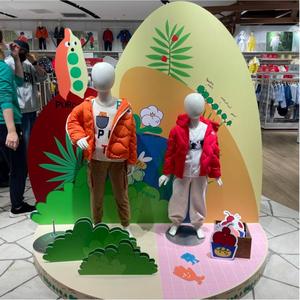 Vitrines de <span class=keywords><strong>couture</strong></span> pour enfants personnalisées, podium, plateau en bois, pieds en métal, plaque de logo en acrylique, housse en tissu amovible, luxe, pop-up - Product Image 1