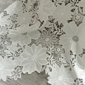 <span class=keywords><strong>Tissu</strong></span> en dentelle 100% polyester blanc avec broderie florale large sur toute la surface, <span class=keywords><strong>tissu</strong></span> en dentelle lourdement brodé pour robes de mariée et artisanat - Product Image 3