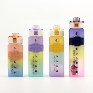 <span class=keywords><strong>2023</strong></span> logotipo personalizado reutilizable 550/720/900ml gimnasio deportes botella de agua con paja escarcha colorido plástico cuadrado para viajes - Product Image 1