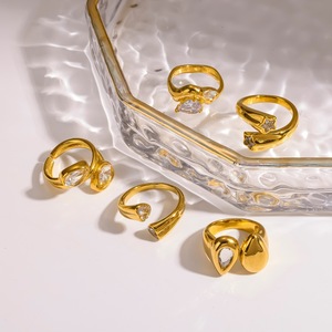 แหวนสแตนเลสชุบทองรูปทรงเรขาคณิตฝังเพชรสำหรับผู้หญิง เครื่องประดับสำหรับงานปาร์ตี้ ดีไซน์เปิดแบบไม่สมมาตร สามารถสวมซ้อนกันได้ - Product Image 3